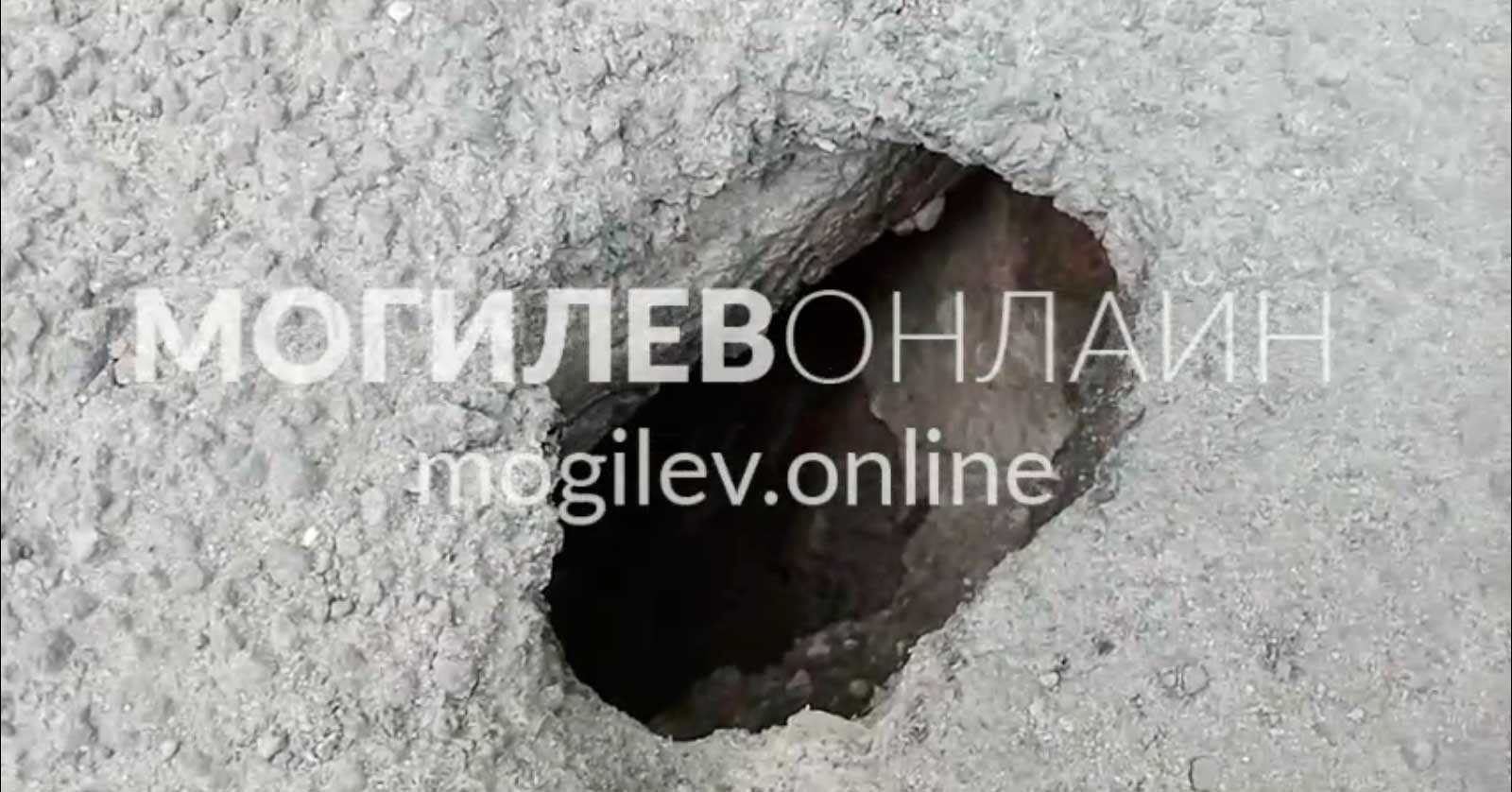 Посмотрите, какая дыра в асфальте на конечной автобуса № 29