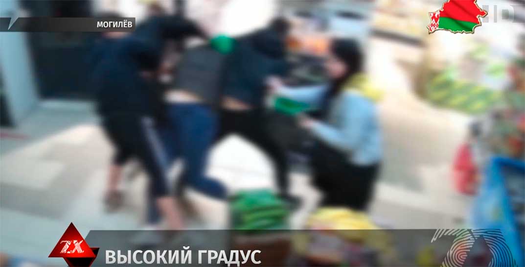 В Могилеве трое пьяных парней набросились с кулаками на продавца в магазине