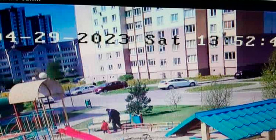 На детской площадке в Гродно украли самокат. Вероятно, это сделал дедушка для своей внучки