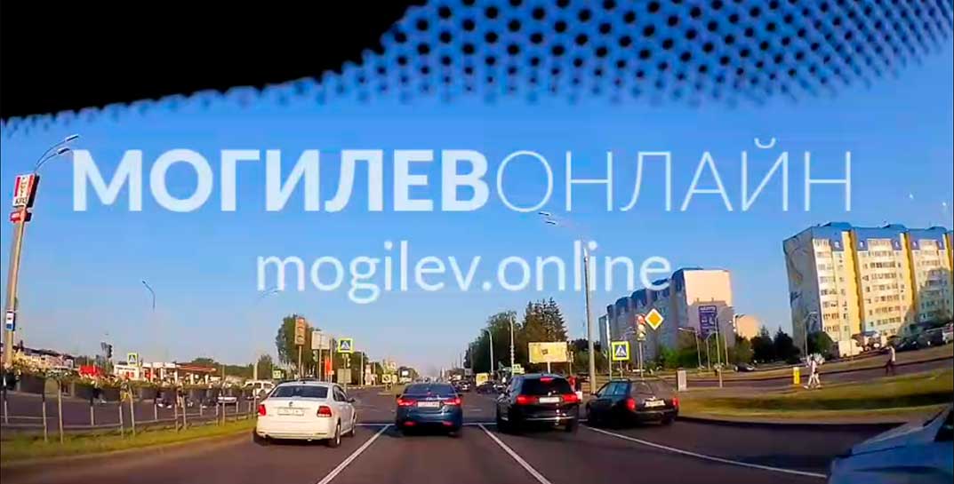 Можно бесконечно смотреть на три вещи… Одна из них — как в Могилеве бесцеремонно ездят на красный