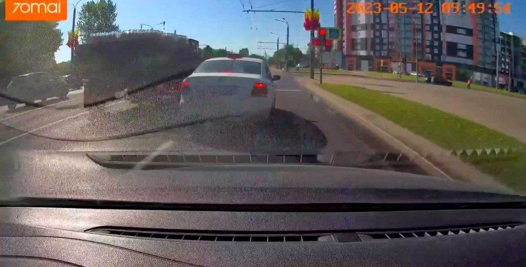 «Вот это маневр!» Таксист на скорости влез в щелочку между легковушкой и трактором, а затем пронесся на красный через переход прямо перед пешеходами