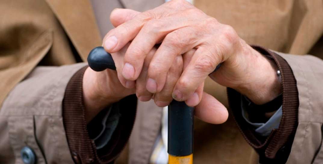 В Бобруйске 76-летний пенсионер металлической тростью избил 56-летнюю супругу. Причина — ему захотелось, но он не смог…