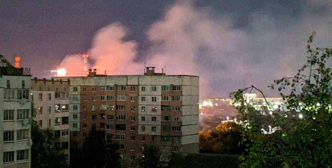 Ночью на Индустриальной горел дом — из-за пожара в ближайших домах выключилось электричество