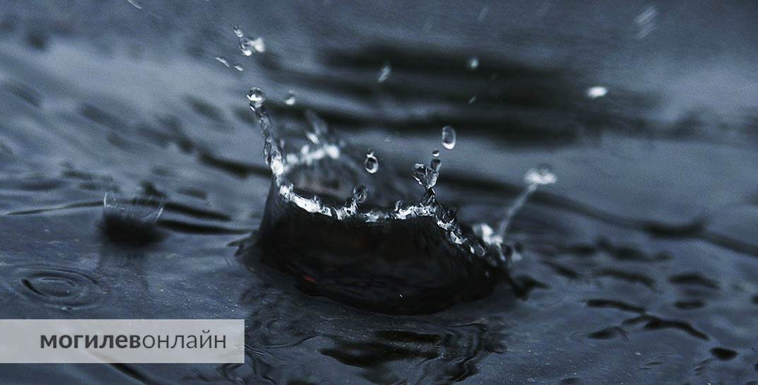 На улице Якубовского возле дома 20а из трубы вторую неделю течет кипяток