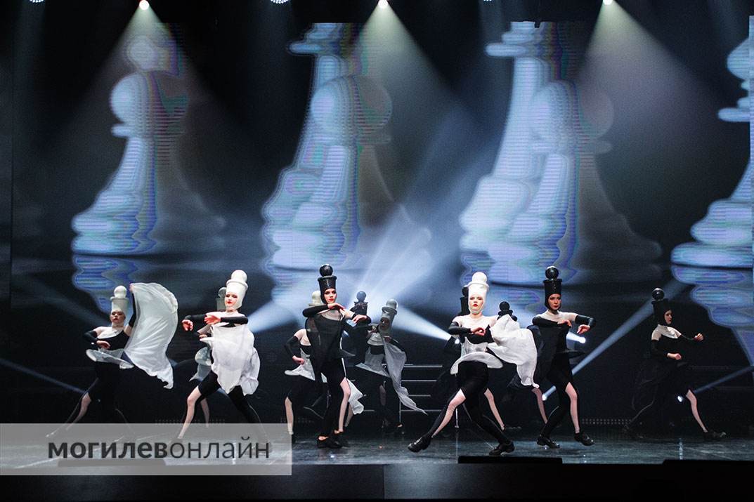 Фееричное танцевальное шоу показал в Могилеве шоу-балет «Кричес». Посмотрите, как ярко это было!