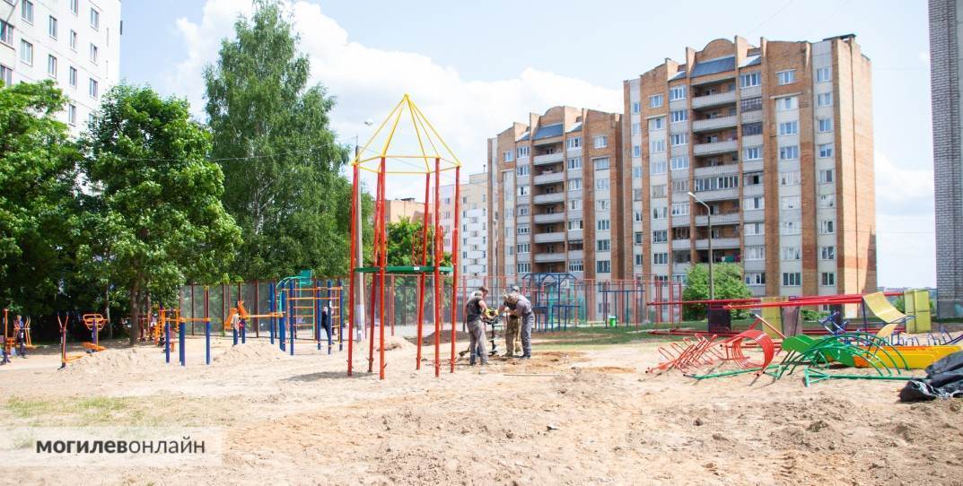 «Наверное, будет самой крутой в городе». Посмотрите, какую детскую площадку устанавливают в одном из дворов Могилева
