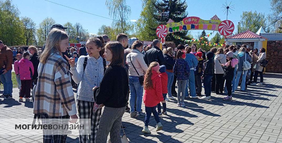 В Могилевском парке аттракционов сегодня можно покататься бесплатно и за деньги. Посмотрите на очереди