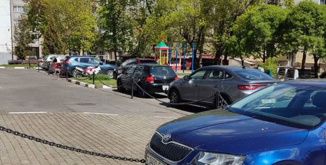 Могилевчане жалуются: «Московский дворик» стал бесплатной парковкой для автомобилистов