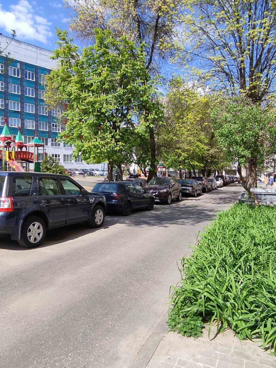 Могилевчане жалуются: «Московский дворик» стал бесплатной парковкой для автомобилистов