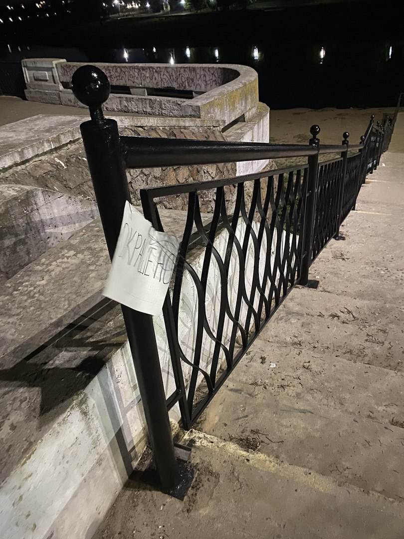 Будьте осторожны. На набережной Днепра по какой-то причине оказался открытым пролет в ограждении