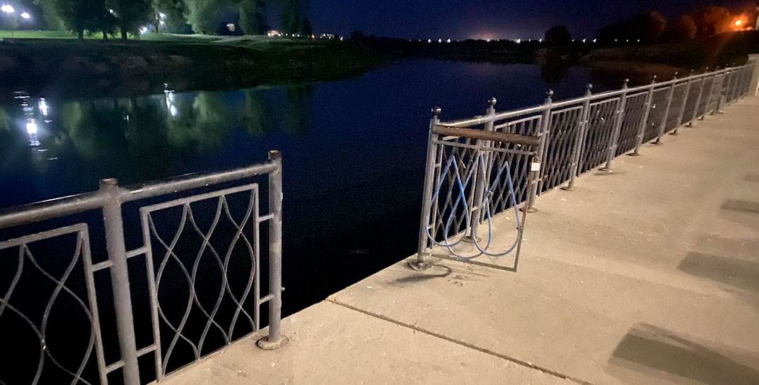 Будьте осторожны. На набережной Днепра по какой-то причине оказался открытым пролет в ограждении