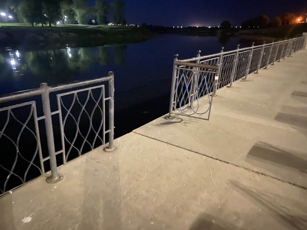 Будьте осторожны. На набережной Днепра по какой-то причине оказался открытым пролет в ограждении