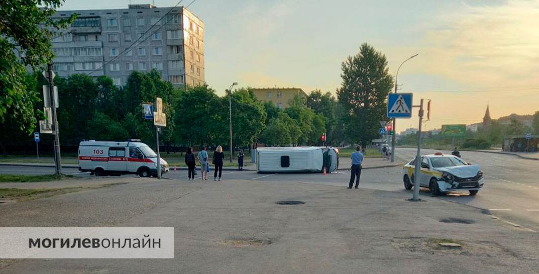 На перекрестке в Могилеве столкнулись микроавтобус и такси