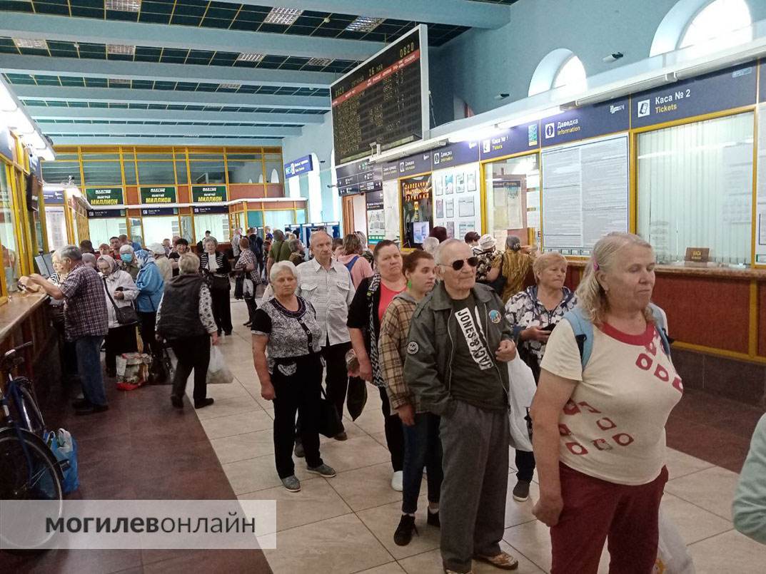 Пятничное утро в Могилеве не у всех с хорошим настроением — вот такие очереди дачников в кассы на пригородные поезда