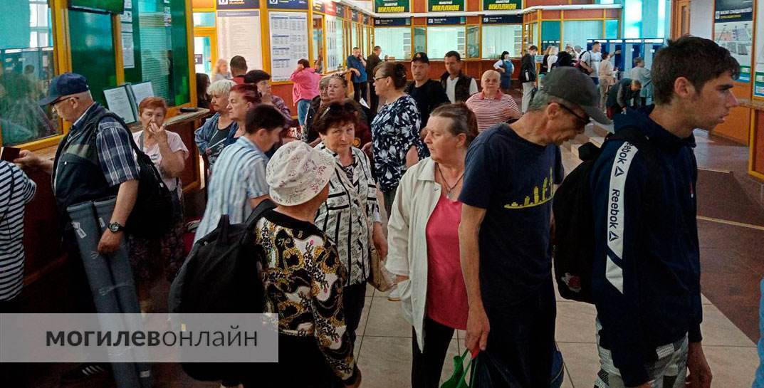 Пятничное утро в Могилеве не у всех с хорошим настроением — вот такие очереди дачников в кассы на пригородные поезда