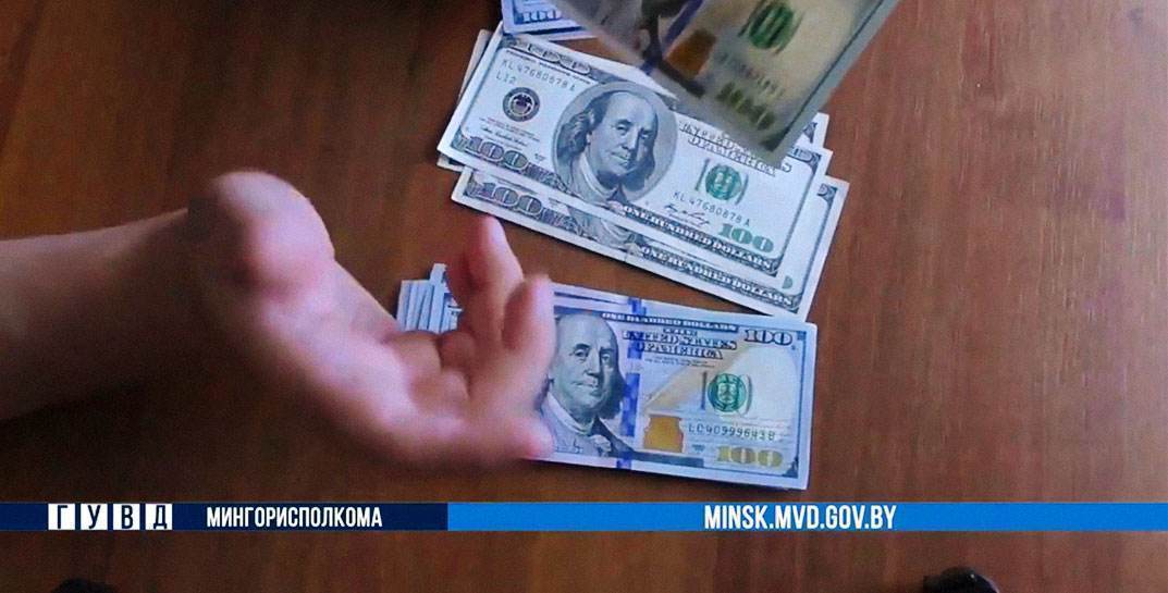 Житель Минщины пополнил карту в банкомате фальшивыми долларами и надеялся, что это сойдет ему с рук