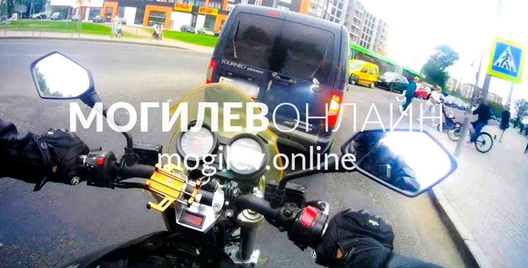 Посмотрите, как могилевский велосипедист, не спешиваясь, неожиданно вылетел на пешеходный переход прямо перед автомобилями, которые уже начали движение
