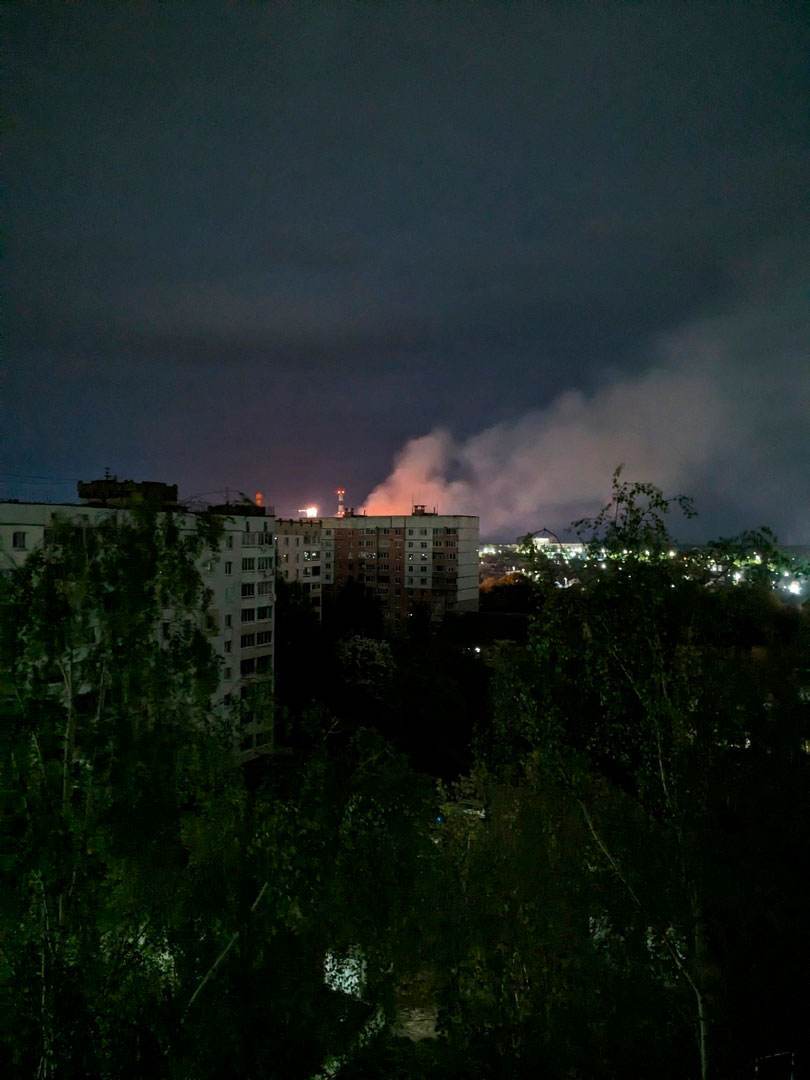 Ночью на Индустриальной горел дом — из-за пожара в ближайших домах выключилось электричество