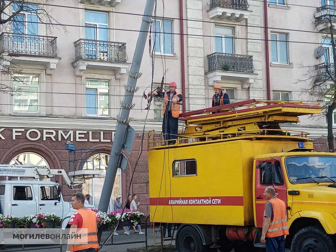 Первомайскую перекрыли из-за наклонившегося столба