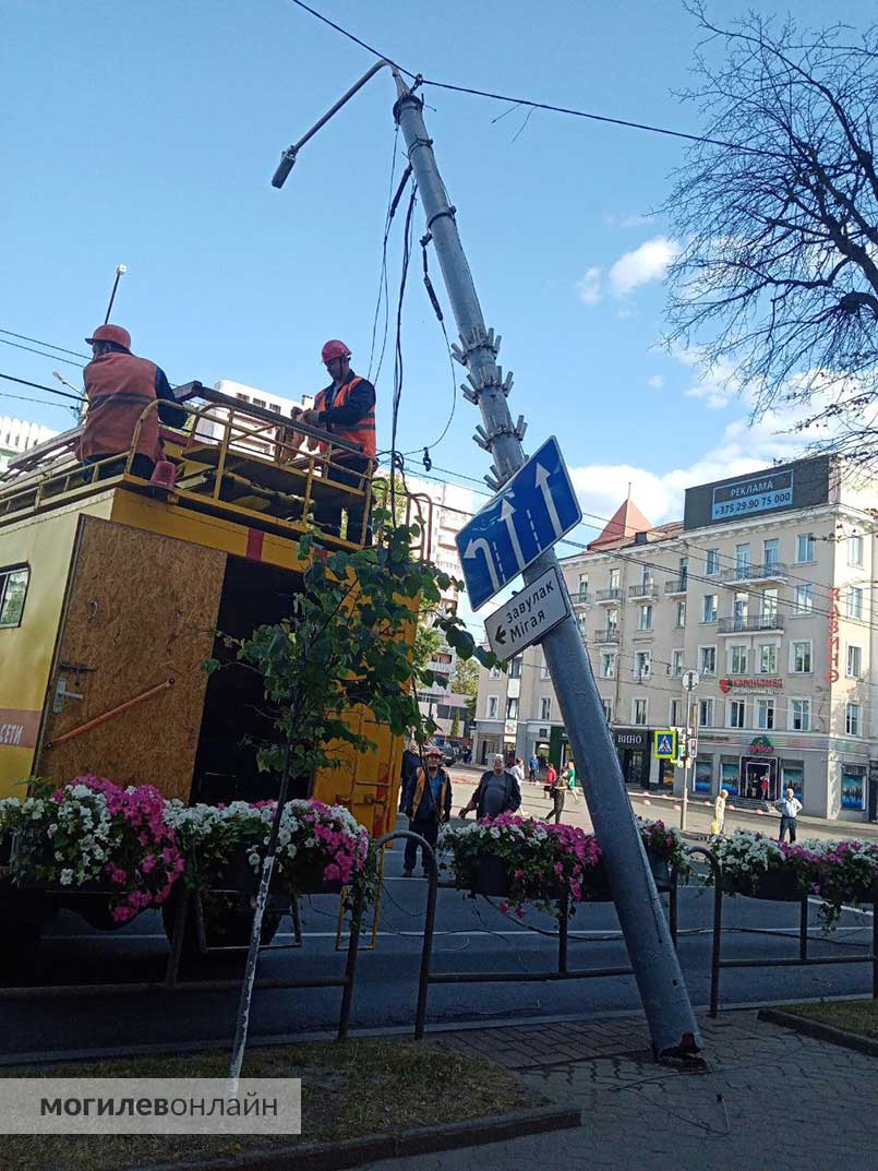 Первомайскую перекрыли из-за наклонившегося столба