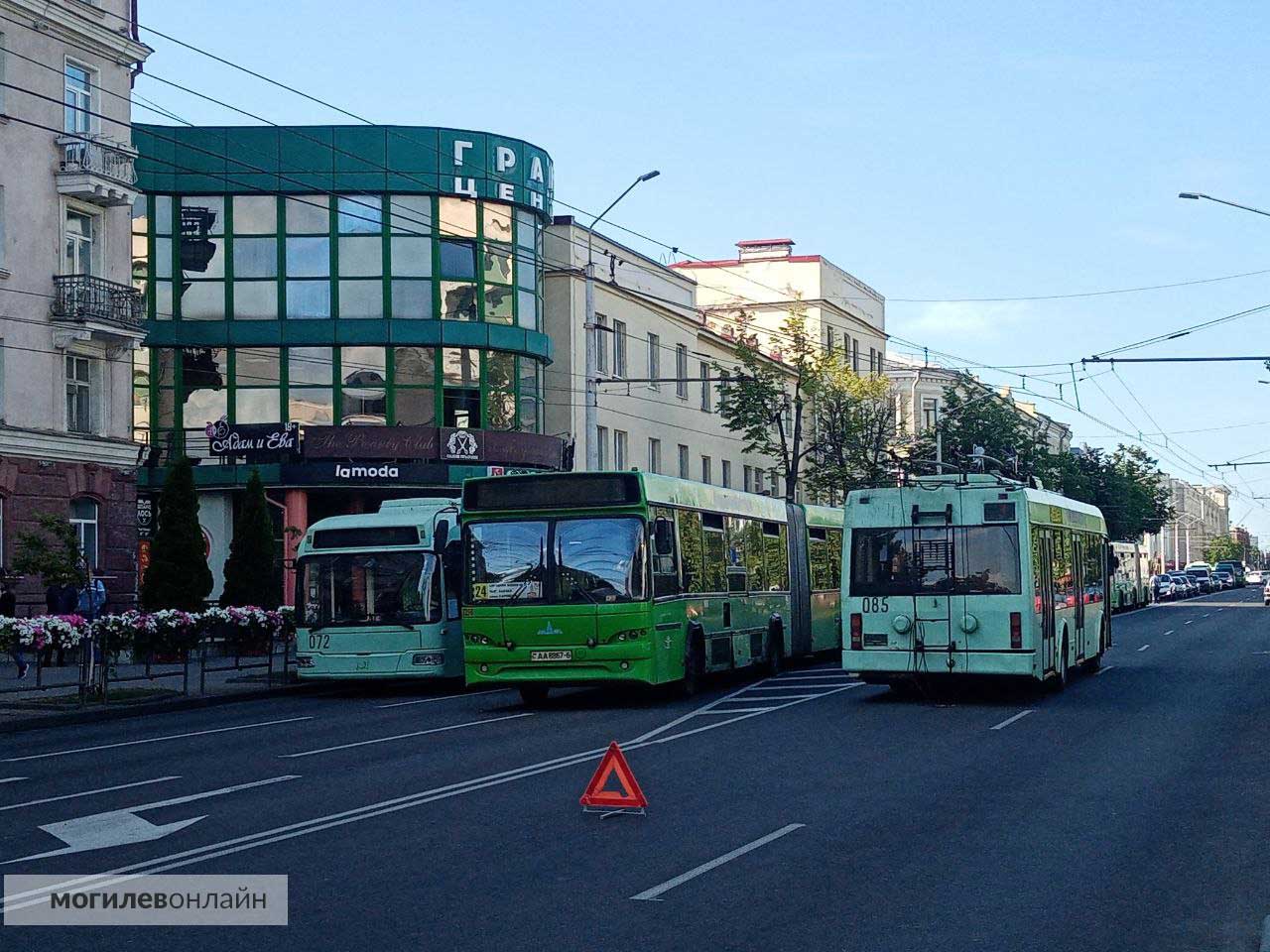 Первомайскую перекрыли из-за наклонившегося столба