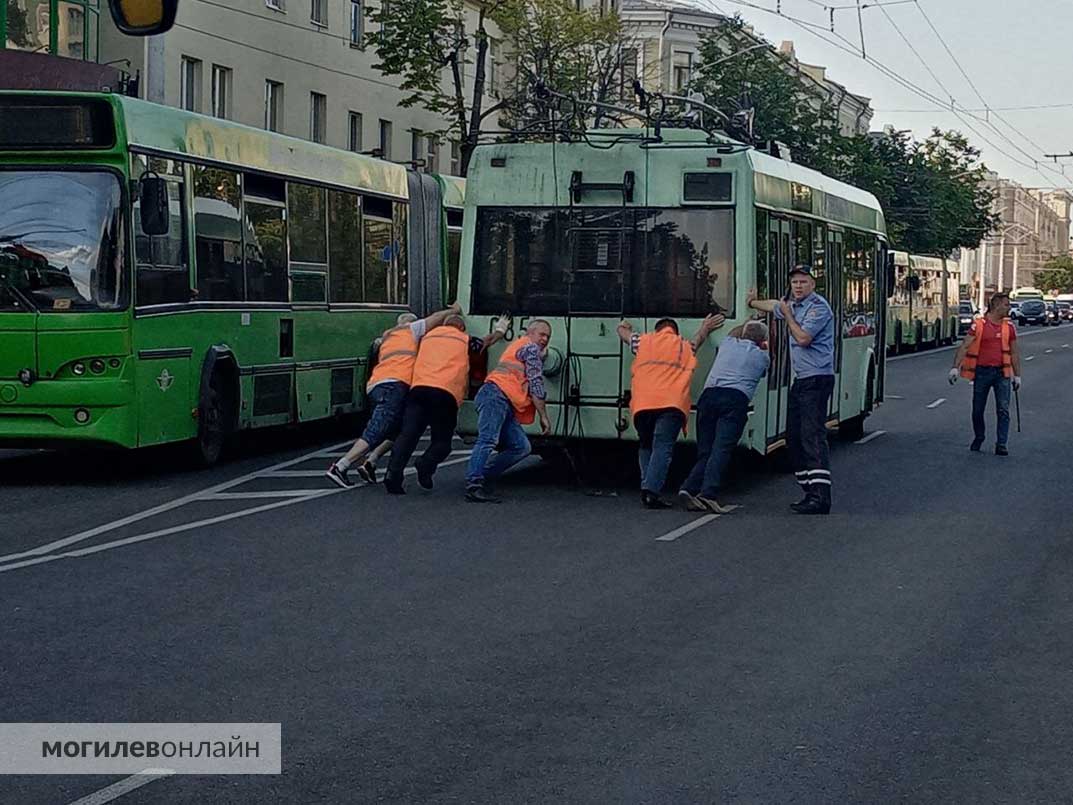 Первомайскую перекрыли из-за наклонившегося столба