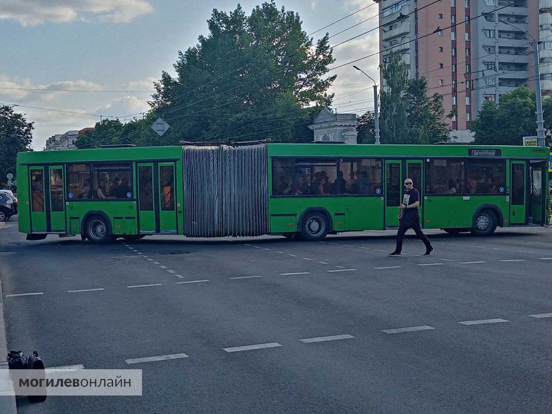 Первомайскую перекрыли из-за наклонившегося столба