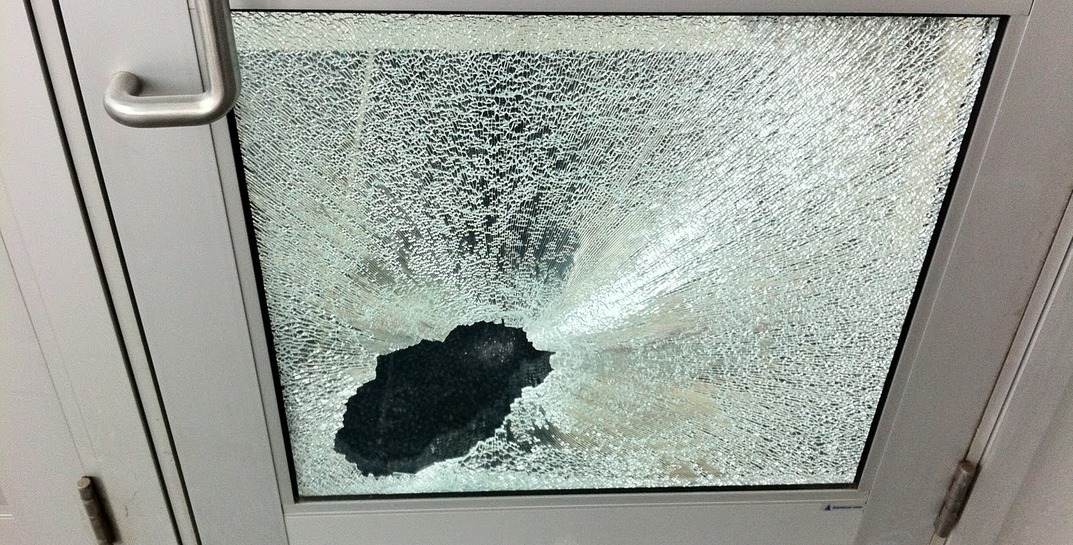 В Могилеве мужчина сначала на улице пристал к подростку, а потом разбил стекло входной двери подъезда