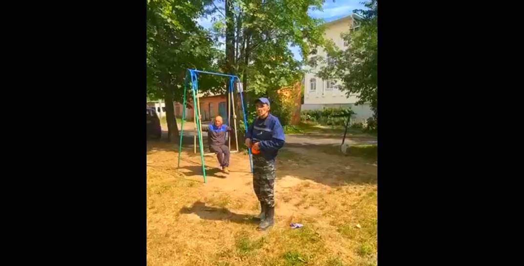 Горы мусора, разваливающиеся балконы и отдыхающие рабочие: могилевчанка сняла ролик о том, что творится во дворе за отделением железной дороги