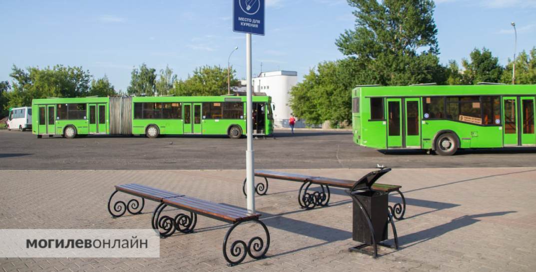 В Могилеве на автовокзале появились новые лавочки