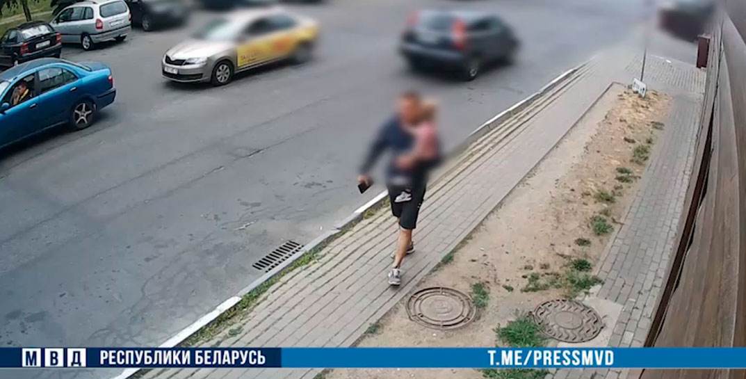 «Отец года»: мужчина перебегал дорогу с одним ребенком на руках, а за вторым не уследил — мальчик попал под колеса и серьезно пострадал