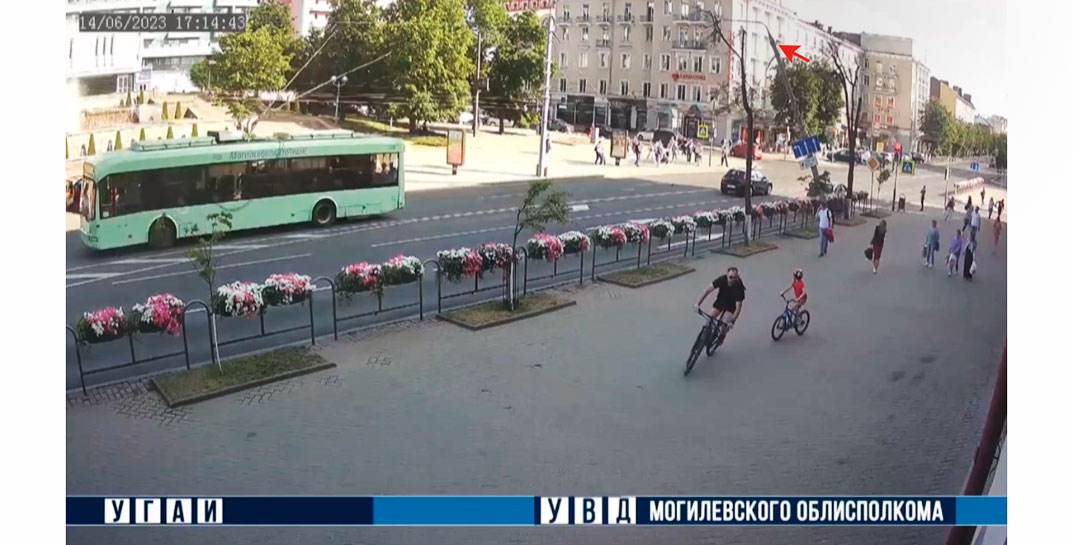 Причиной наклона столба на Первомайской мог стать предельный износ основания опоры