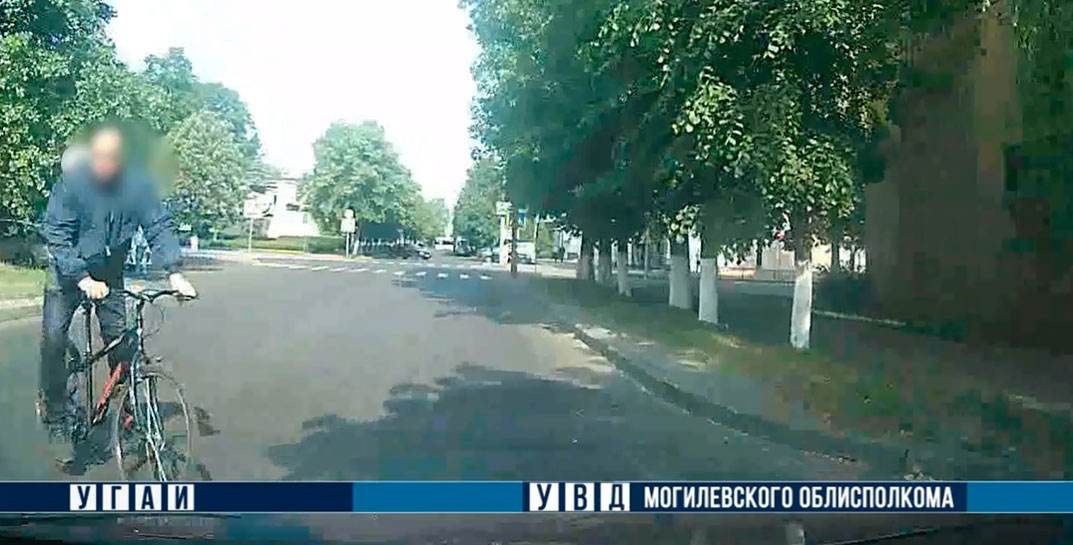 Крутые маневры: в Бобруйске велосипедист колесил по дороге и столкнулся с машиной