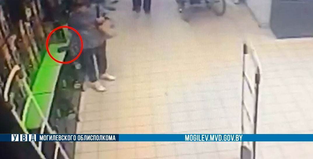 Могилевчанка унесла из магазина чужой кошелек с деньгами — она не знала, что находится под камерами