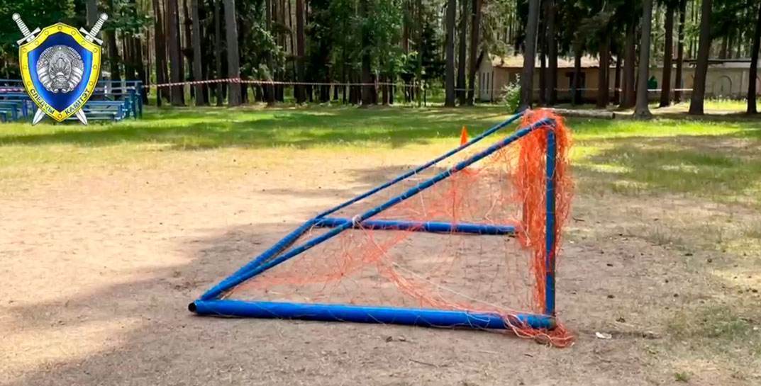 В летнем лагере под Бобруйском на подростка упали футбольные ворота — в тяжелом состоянии он в больнице