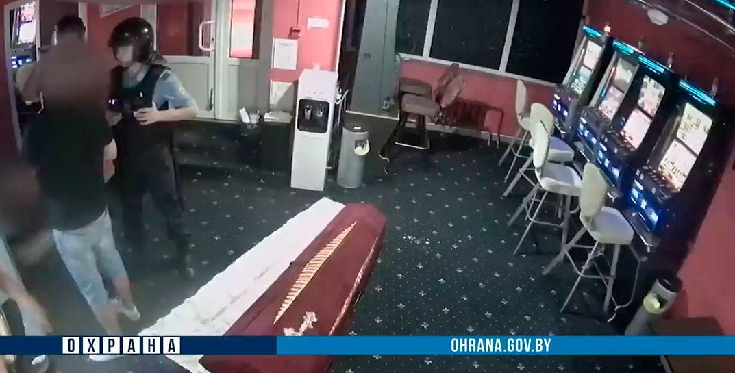 От души!: в Молодечно мужчина пришел на свидание к бывшей сожительнице и презентовал ей гроб с венком
