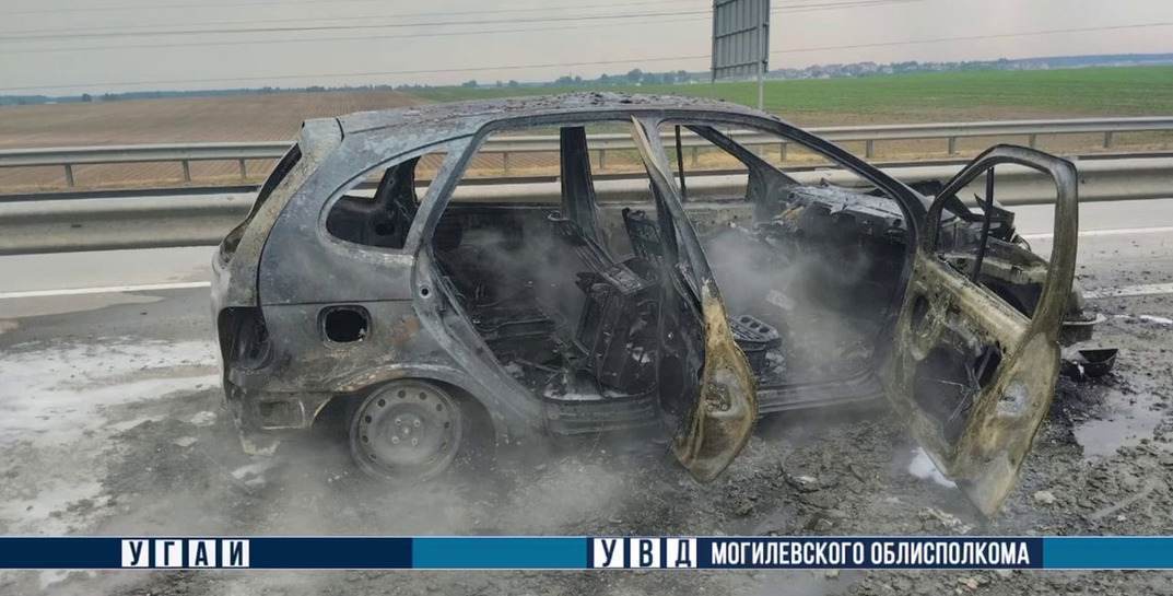 В Могилевском районе прямо посреди трассы загорелась легковушка — пострадал водитель