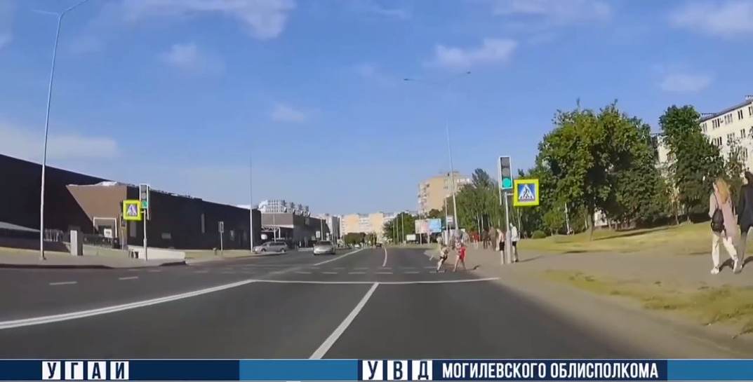 В Могилеве водитель едва не сбил ребенка — спасла хорошая реакция