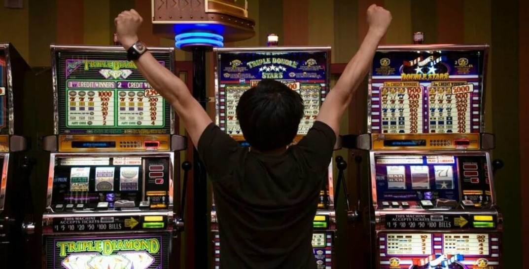 Бобруйчанин разбил автомат в казино за то, что сначала выиграл 100 рублей, а потом проиграл все деньги