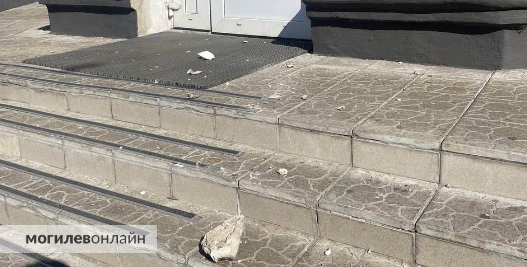 В центре Могилева от балкона отвалился огромный камень
