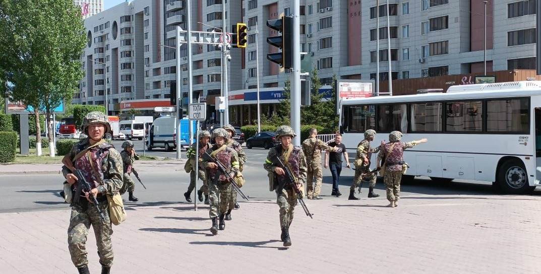 В Астане мужчина взял заложников в банке и потребовал перевести деньги нуждающимся