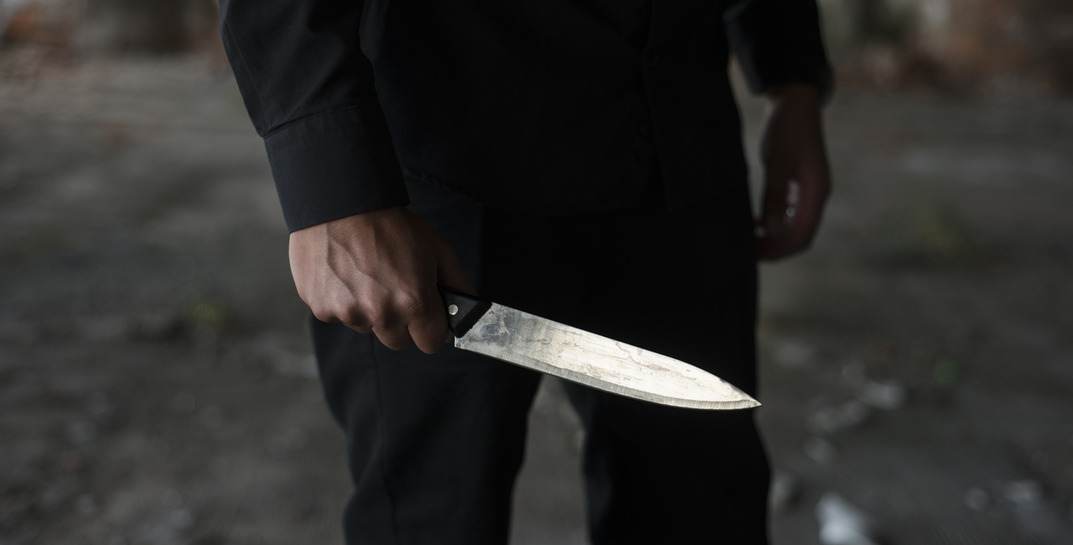 В Шкловском районе пьяный сельчанин гонялся с ножом за сожительницей — теперь у него уголовка за угрозу убийством