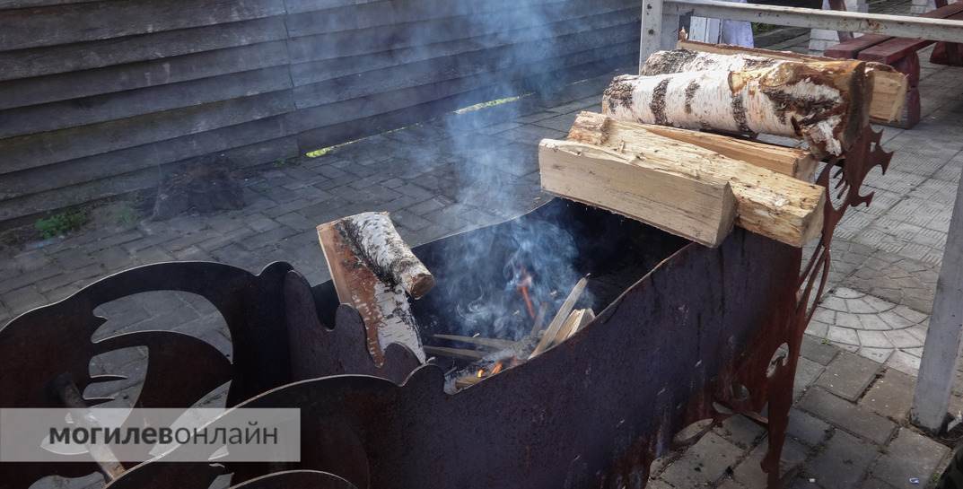В Бобруйске на мужчине загорелась одежда, когда он разжигал мангал