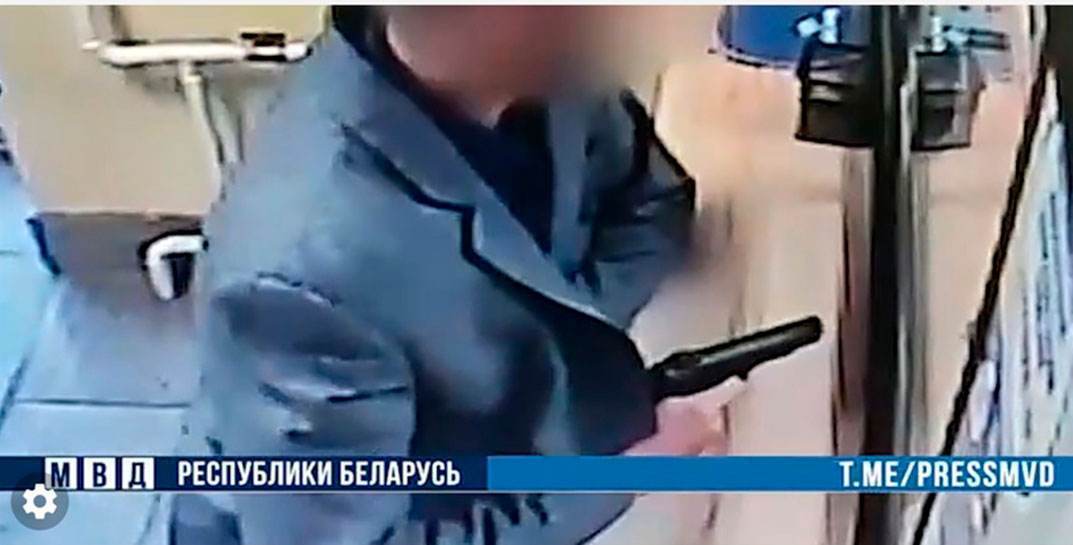 В Барановичах 16-летний подросток в пиджаке совершил крутой налет — он напал с игрушечным пистолетом на ломбард