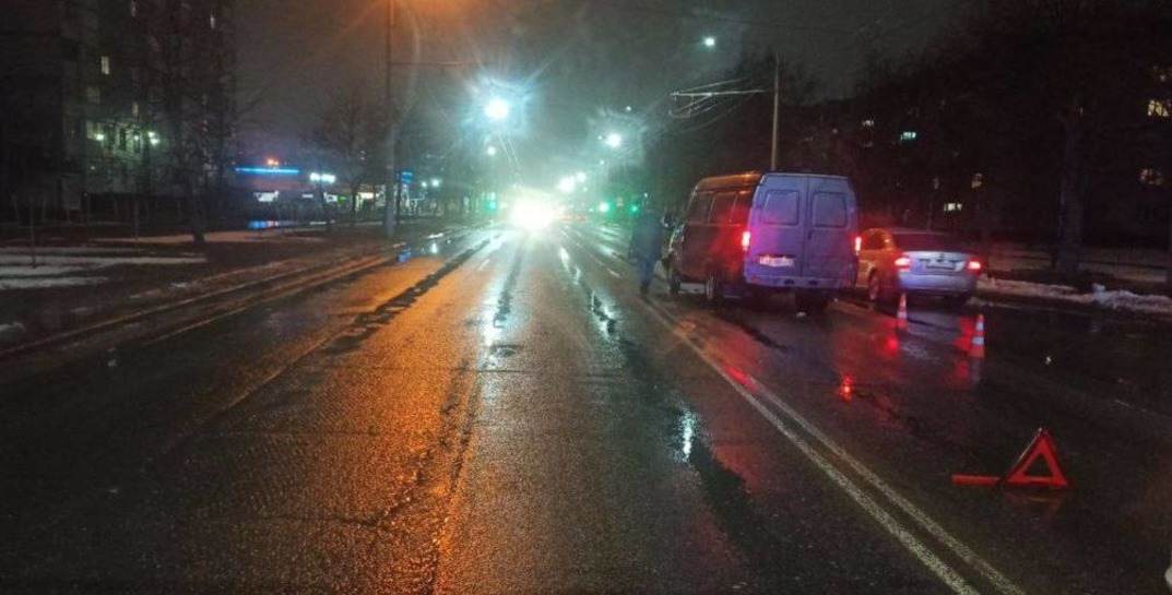В Могилеве бус сбил пенсионерку, которая переходила дорогу в неположенном месте — на водителя завели уголовку, следователи ищут очевидцев аварии