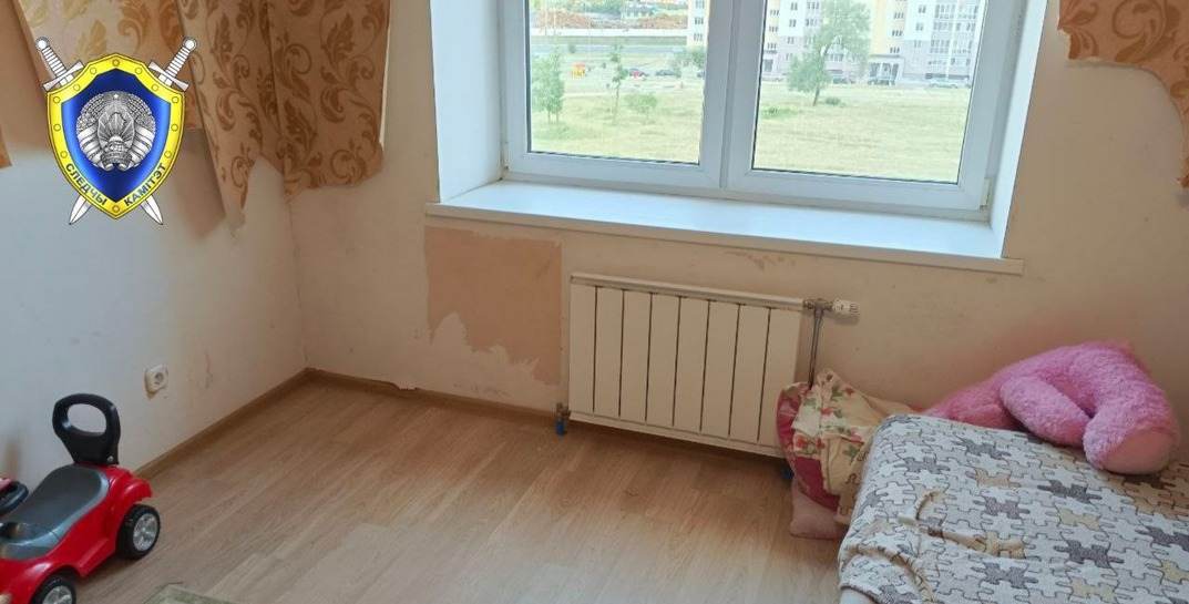 В Могилеве из окна шестого этажа выпала полуторагодовалая девочка, она погибла