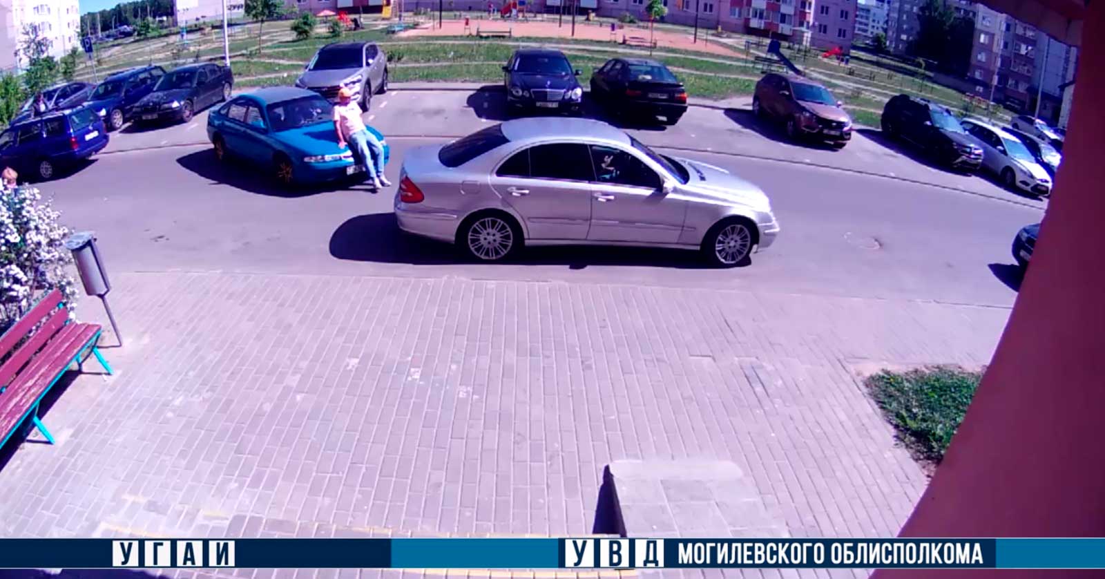 Могилевчане устроили семейные разборки на дороге: женщина пыталась уехать, а бывший муж сел на капот и не давал. Чем все закончилось?