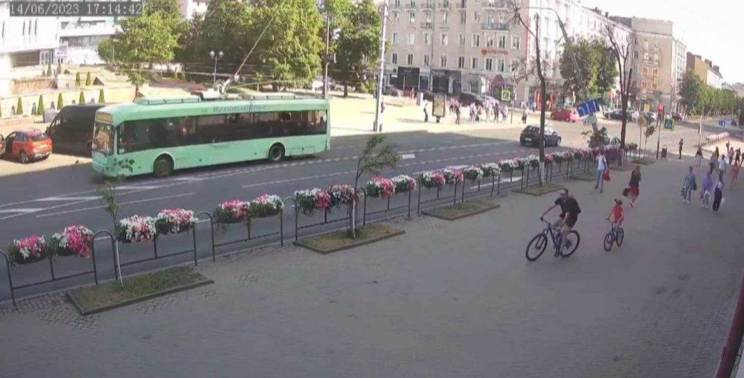 ГАИ опубликовала видео инцидента на Первомайской, в результате которого накренился столб