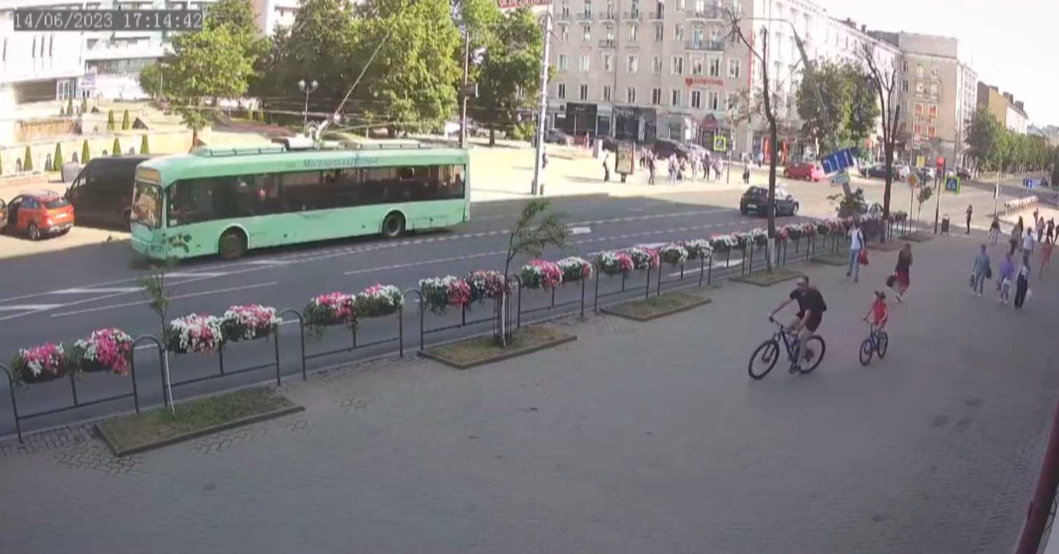 ГАИ опубликовала видео инцидента на Первомайской, в результате которого накренился столб
