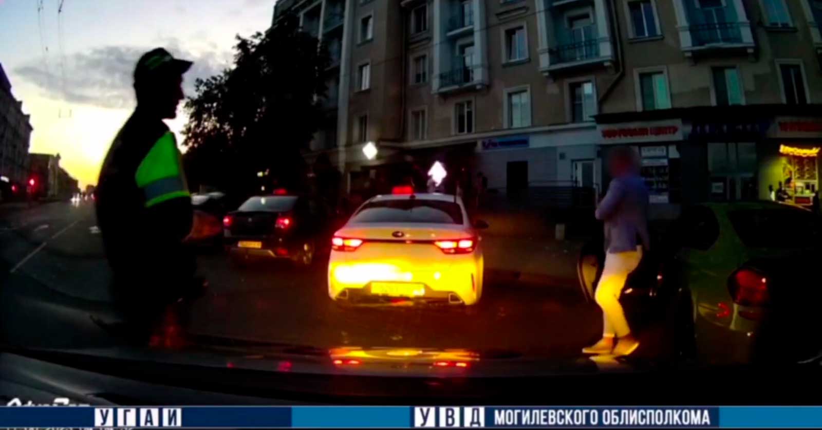Могилевчанин за рулем BMW, заметив наряд ДПС, попытался сначала уехать с помощью лихого маневра, а потом убежать. Попытка не удалась 🤷‍♂️